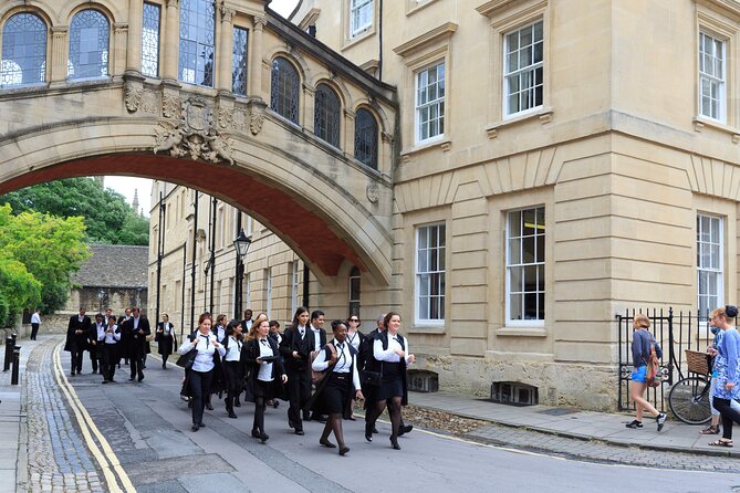Oxford University Walking Tour by Alumni™ & Optional New College - Why an Oxford student guide changes the experience
