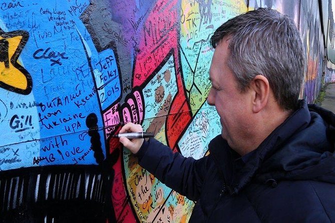 Political Taxi Tour Belfast (1-7 People) - The Peace Wall and its signatures