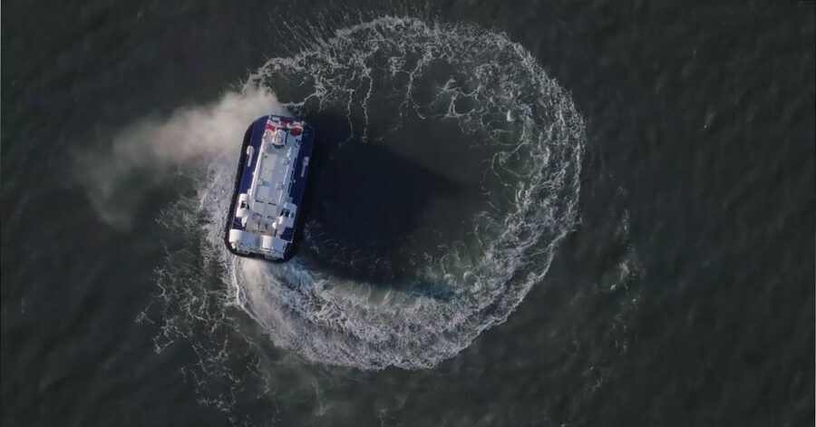 Portsmouth: Hovercraft Flight to the Isle of Wight - Arriving beside Ryde beach