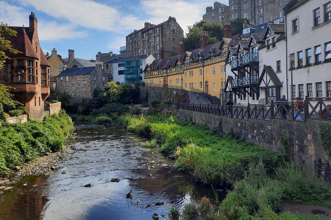 Private Edinburgh City 4-Hour Guided Tour in a black cab LEVC TX - Greyfriars, Surgeons’ Hall, and Edinburgh’s darker stories