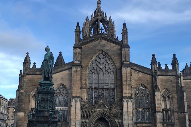 Private Edinburgh City 4-Hour Guided Tour in a black cab LEVC TX - Calton Hill and the best photo pause