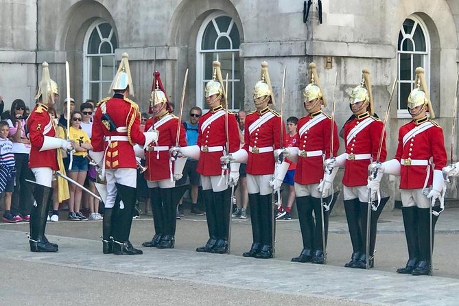 Private London Highlights Tour with Experienced Guide in Taxi - Why a taxi is a smart way to meet London