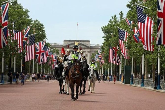 Private London Highlights Tour with Experienced Guide in Taxi - St. Paul’s Cathedral and the story of a rebuilt London