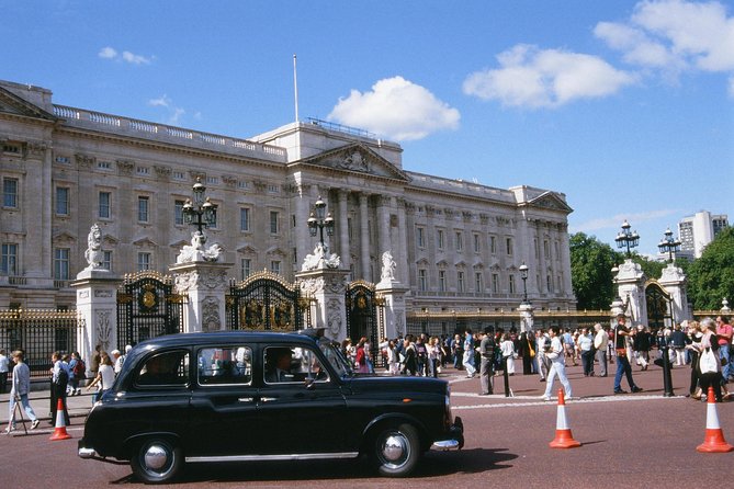 Private Tour: Black Taxi Tour of London - The first 15 minutes at Buckingham Palace