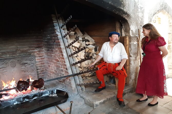 Private tour with an accredited expert guide Hampton Court Palace - From Tudor palace to Baroque royal residence