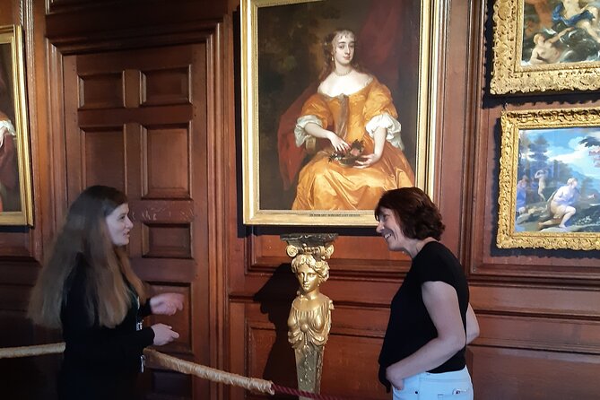 Private tour with an accredited expert guide Hampton Court Palace - What makes Sarah Slater a strong guide