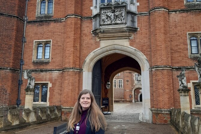 Private tour with an accredited expert guide Hampton Court Palace - Price, group size, and the real value