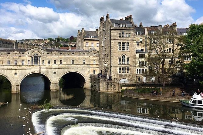 Roman Baths Entry and Walking Tour with Blue Badge Tour Guide - Pulteney Bridge brings in the River Avon