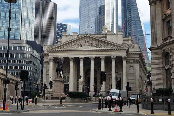 Roman Ruins to Blitz Bombings: A Walking Tour of London's Fiery History - Guildhall and the City of London’s civic story
