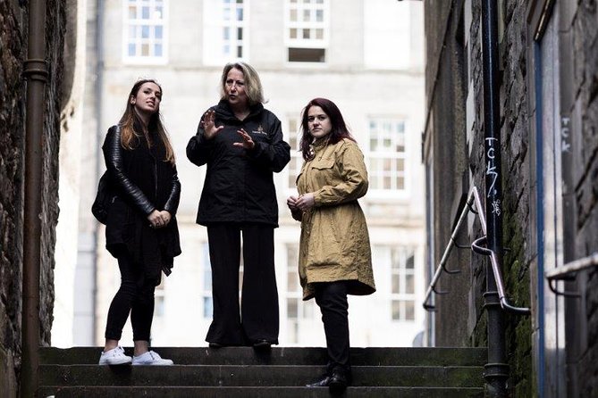 Royal Mile and Edinburgh Castle - Small Group Walking Tour - Closes, wynds, courtyards, and daily life