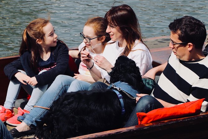 Shared Chauffeured Punt Tour - Trinity College, the Wren Library, and Trinity Bridge