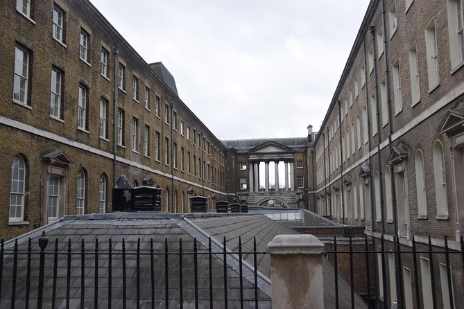Sherlock Holmes Walking Tour in London - Pubs, hotels, and gentlemen’s clubs along the route