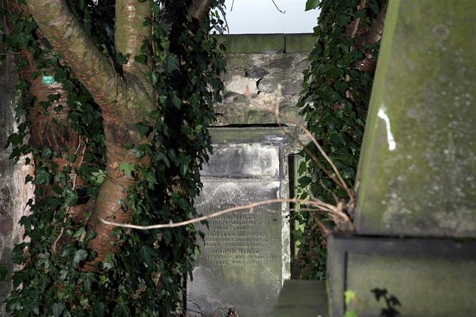 Small Group Edinburgh Underground Vaults & Graveyard Ghost Tour - Descending into the Blair Street vaults