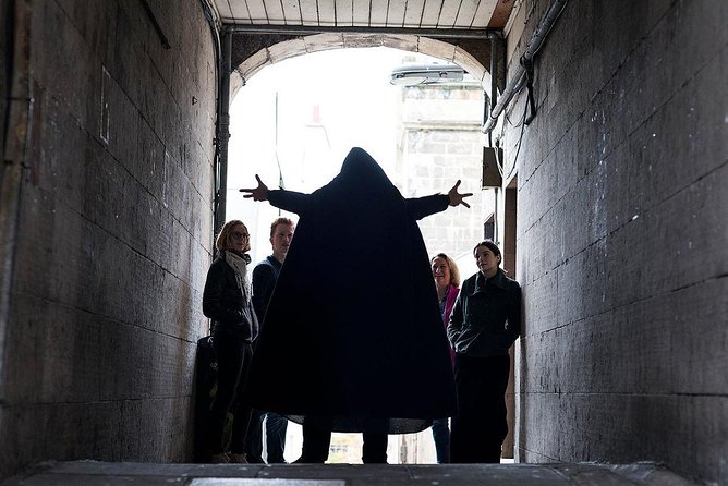 Small Group Ghost Tour incl. Underground Vaults & free drink in Megget's Cellar - Walking the closes and wynds of Old Town