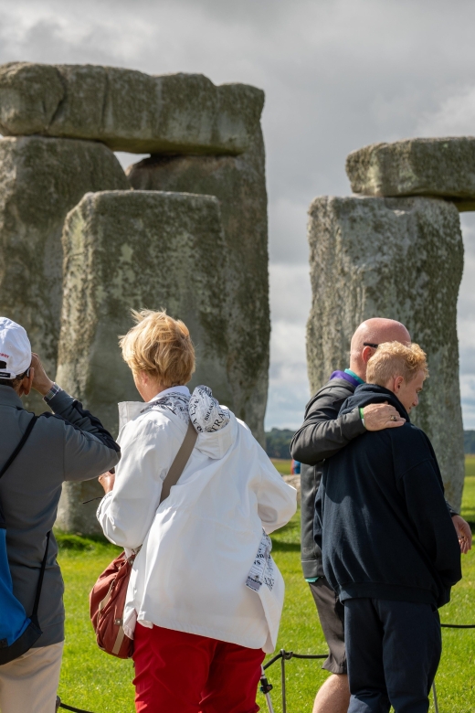 Southampton: Cruise Transfer to London via Stonehenge - Two hours at Stonehenge