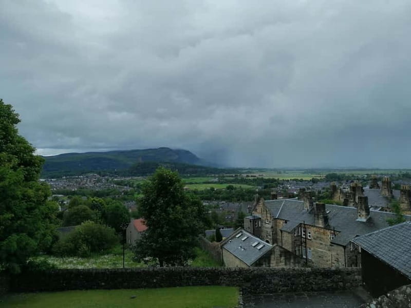 Stirling: Daily Guided Walking Tour (11am & 2pm) - Guides who bring the stories to life