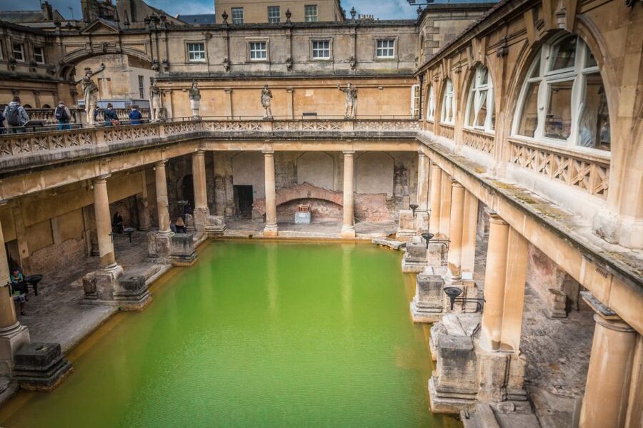 Stonehenge & Bath: Full-Day Coach Tour from London - Guides, commentary, and the human side