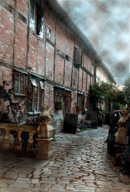 Stratford-upon-Avon: Lantern-Lit Ghost Tour at Tudor World - Why the guide matters so much