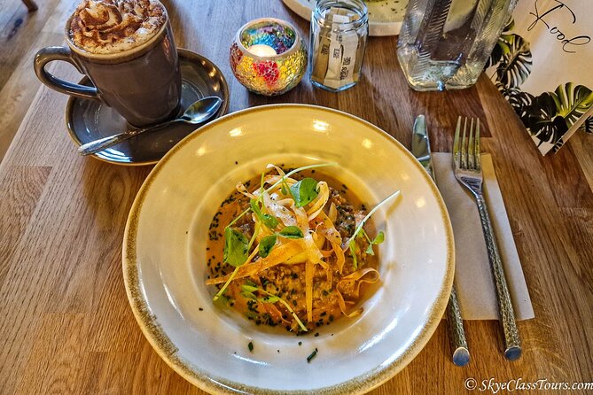 Tailored Premium Edinburgh Food Tour with Highest Quality Dishes - The Royal Mile between bites