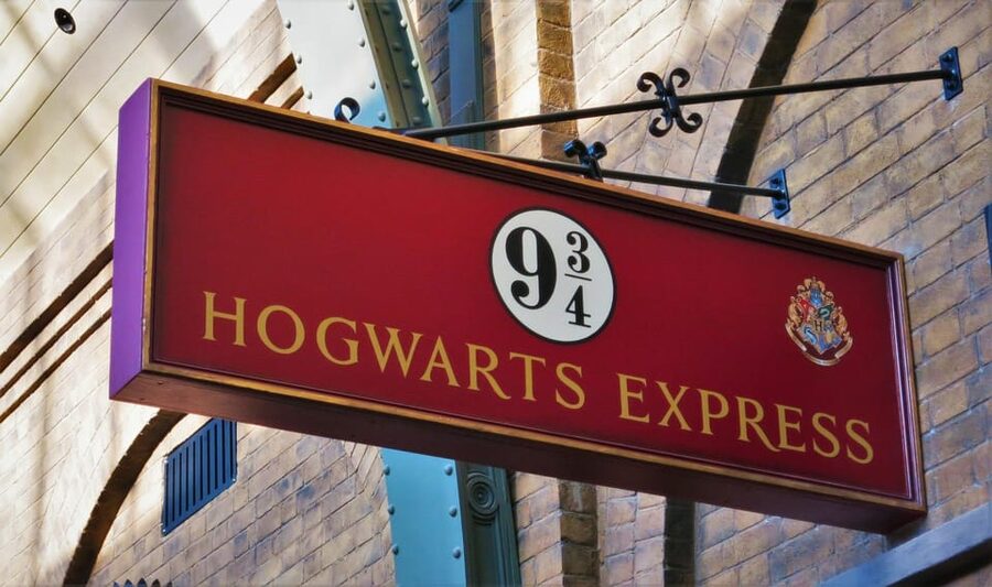 The most complete and exclusive Harry Potter tour in London - Meeting Ruben beneath the dark blue umbrella