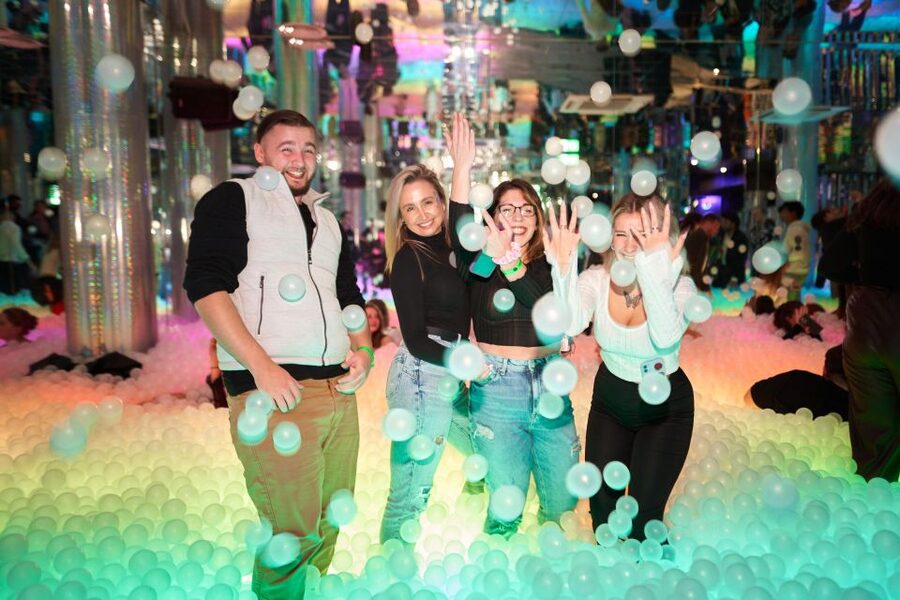 The Original Shoreditch Pub Crawl London - Stop one: an easy start with a free shot