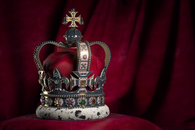 Tower of London: Crown Jewels & Beefeater Opening Ceremony - The Thames cruise and walk to Buckingham Palace