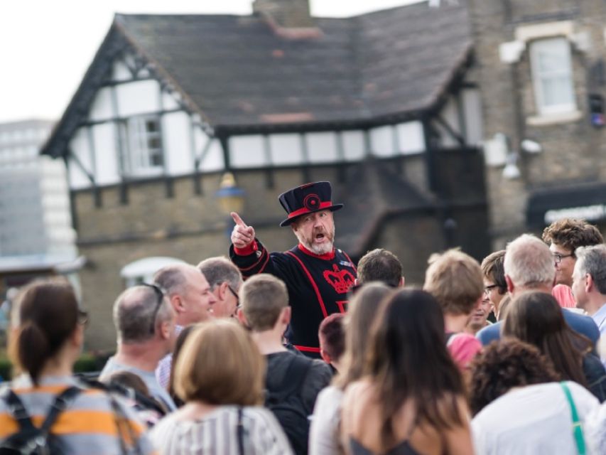Tower of London: Early Access with Crown Jewels & Beefeaters - The century-old Opening Ceremony