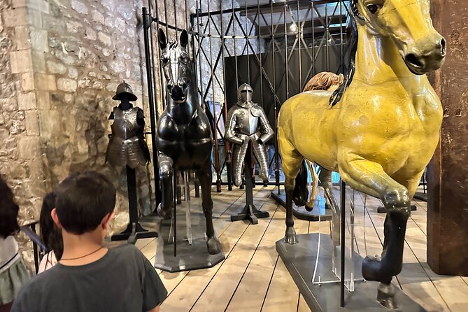 Tower of London for kids & families Private Guided Tour with pre-booked Tickets - Royal Beasts, ravens, and the Yeomen Warders