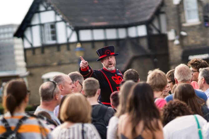 Tower of London: Opening Ceremony & Early Crown Jewels Access - Watching the keys and the opening ceremony