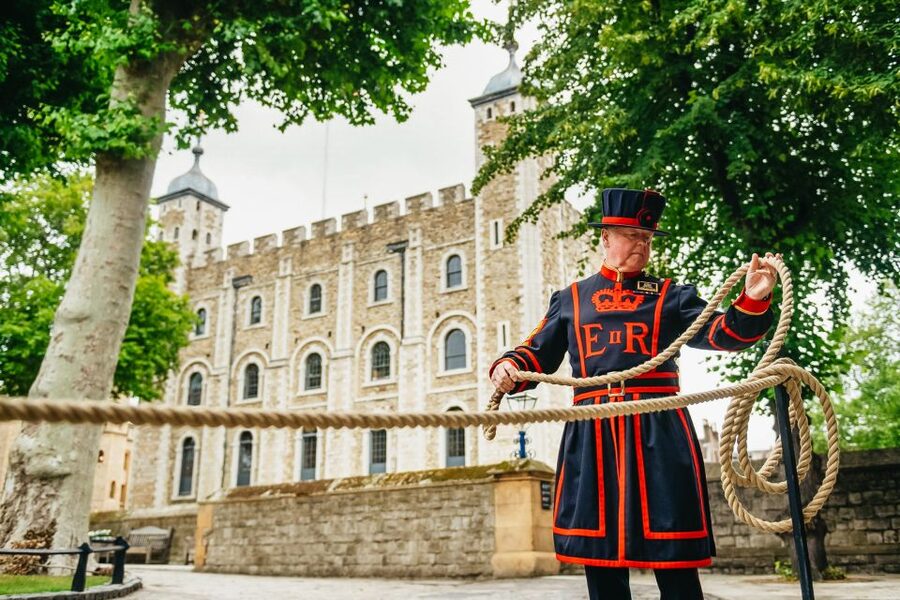 Ultimate Tower of London, Beefeater Welcome & Crown Jewels - How strong are the guides?