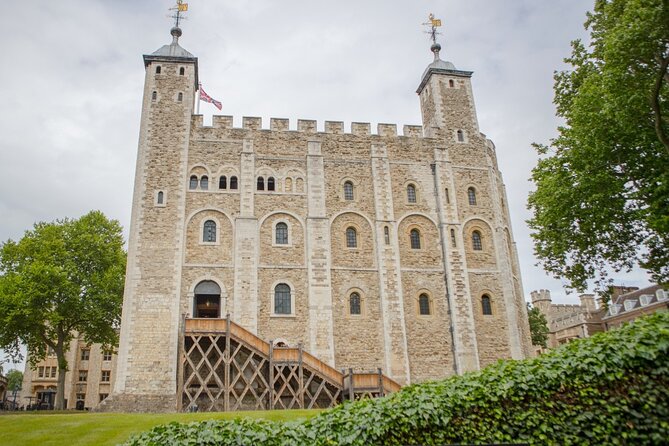 VIP Tower of London and Crown Jewels Tour with Private Beefeater Meet & Greet - Walking through the Tower grounds