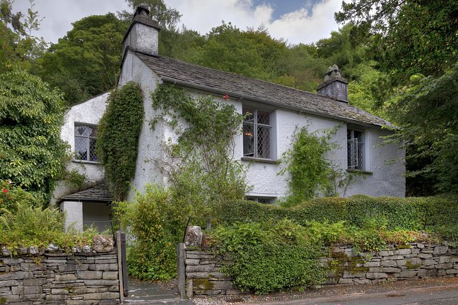 Windermere & Lake District Tour from Manchester Including Cruise - Hawkshead and the pleasure of getting lost briefly