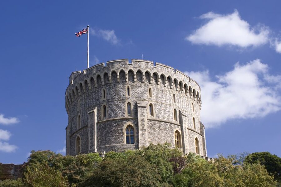 Windsor Castle and Buckingham Palace Full-Day Tour - How to handle Windsor when the guide stays outside