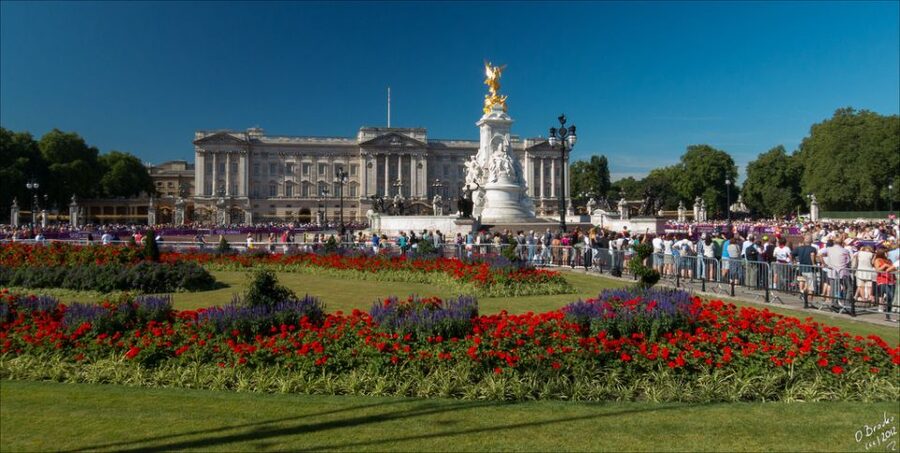 Windsor Castle and Buckingham Palace Full-Day Tour - The Royal Garden walk and the tour’s final hour