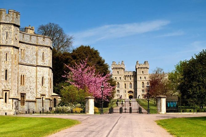 Windsor Castle, Stonehenge & Salisbury Cathedral Guided Tour - The early start at Bulleid Way