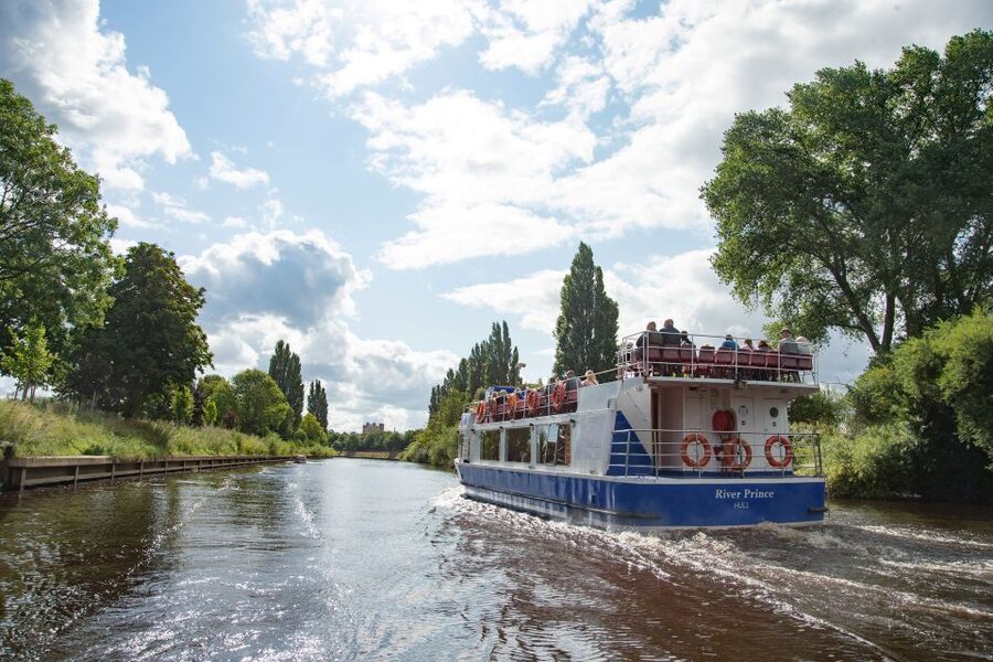 York: Daytime Sightseeing Boat Cruise with Live Commentary - Key points at a glance